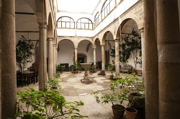 Cáceres enseña sus patios monumentales en una ruta guiada Cáceres enseña sus patios monumentales en una ruta guiada