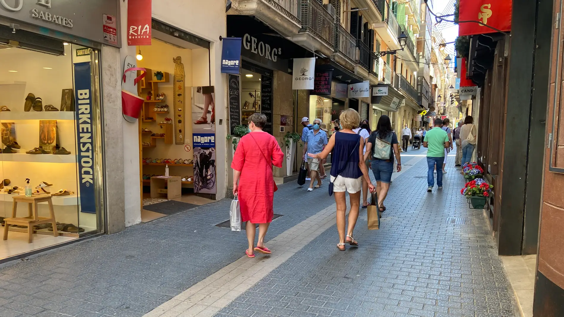 Algunos turistas y residentes paseando por la calle Jaume II de Palma. 