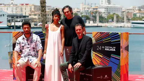 El director Agustí Villaronga posa junto al reparto de 'El vientre del mar' en el Festival de Málaga El director Agustí Villaronga posa junto al reparto de 'El vientre del mar' en el Festival de Málaga