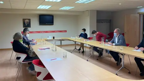 Reunión de PSOE e IU para hacer seguimiento de su pacto de gobierno en Gijón Reunión de PSOE e IU para hacer seguimiento de su pacto de gobierno en Gijón