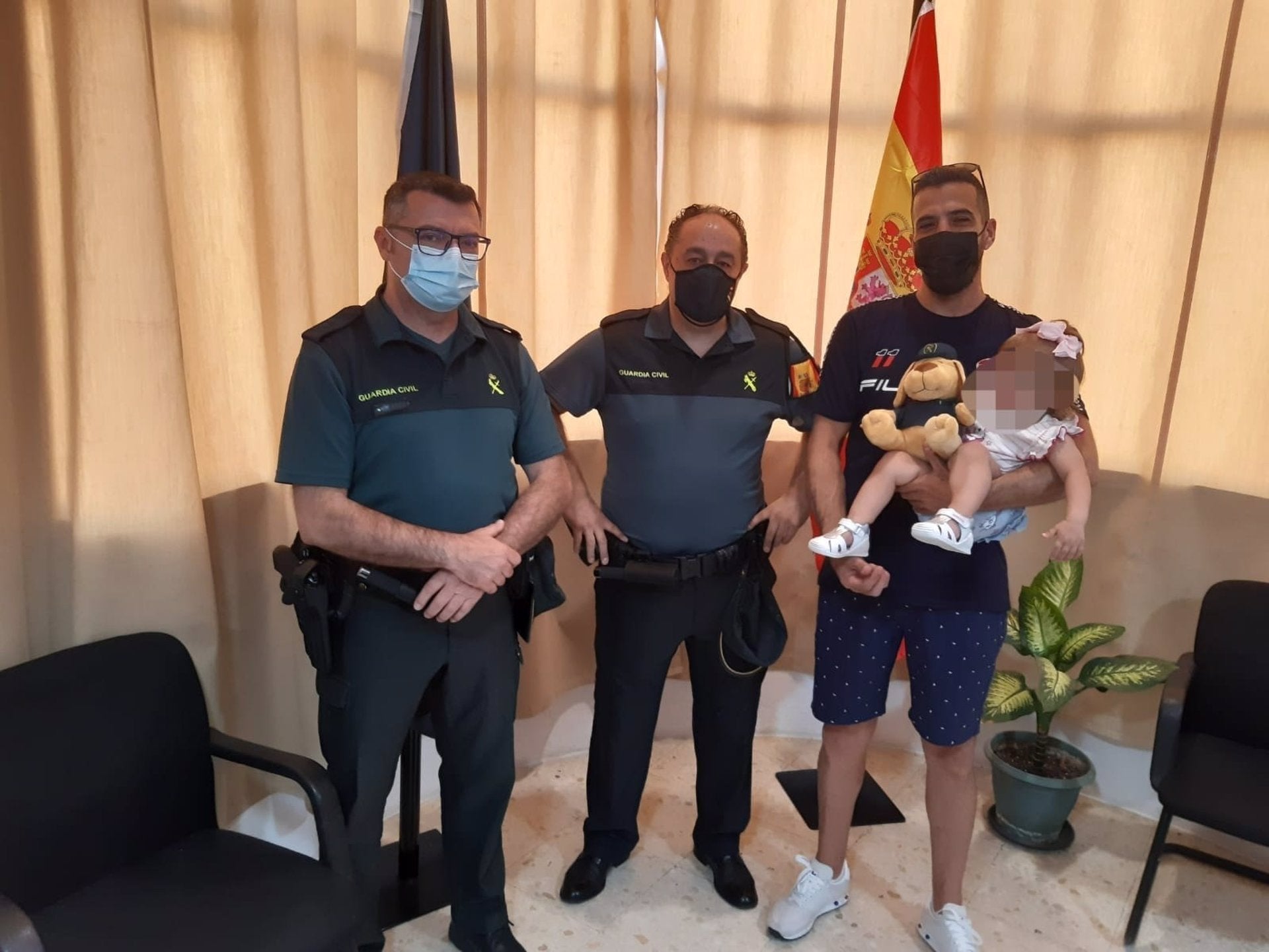 La Guardia Civil socorre a una bebé de 16 meses que se ahogaba en una piscina desmontable La Guardia Civil socorre a una bebé de 16 meses que se ahogaba en una piscina desmontable