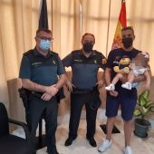 Agentes de la Guardia Civil con la bebé auxiliada