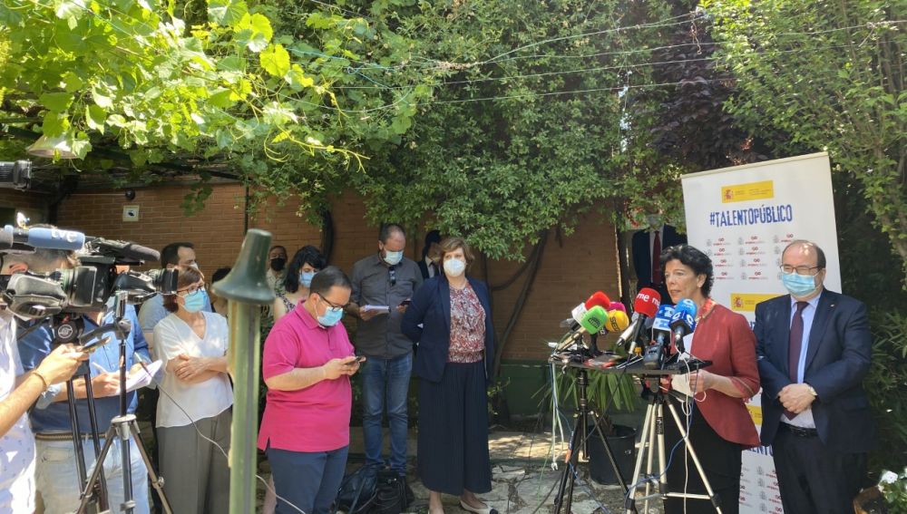 Celaá e Iceta, este jueves durante la rueda de prensa previa en el IES Pedro Mercedes