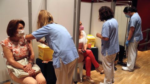 Una mujer recibe la vacuna contra la covid-19 en el Hospital Severo Ochoa de Legan&eacute;s, Madrid.