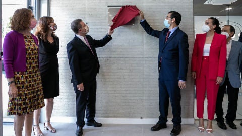 Garc&iacute;a-Page y Caballero descubren la placa de inauguraci&oacute;n de las obras de la primera fase del pabell&oacute;n ferial