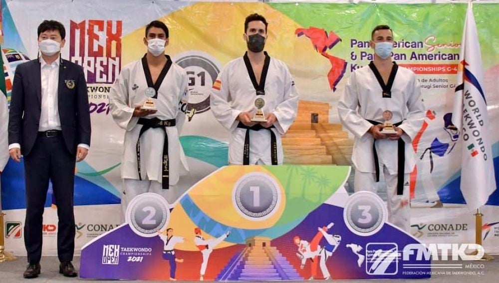 Raúl Martínez logra el oro en el Open Championships 2021 de México, venciendo con superioridad en sus tres combates.