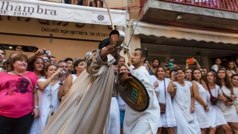 Simulacro de la batalla entre moros y cristianos durante las fiestas de la Patrona de Pollença