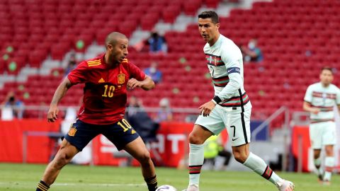 Thiago disputa un balón con Cristiano Ronaldo en el último España - Portugal