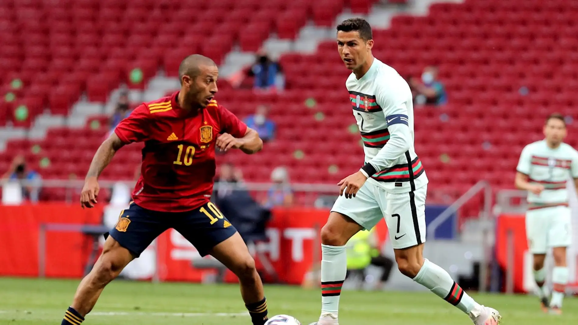 Thiago disputa un balón con Cristiano Ronaldo en el último España - Portugal