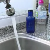 Grifo sacando agua Grifo sacando agua