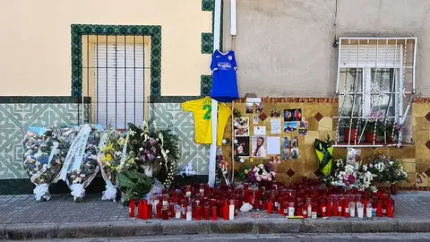 Lugar donde ocurrió el suceso en Argamasilla de Alba, flores y velas en recuerdo de las víctimas Lugar donde ocurrió el suceso en Argamasilla de Alba, flores y velas en recuerdo de las víctimas