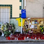 Lugar donde ocurrió el suceso en Argamasilla de Alba, flores y velas en recuerdo de las víctimas Lugar donde ocurrió el suceso en Argamasilla de Alba, flores y velas en recuerdo de las víctimas