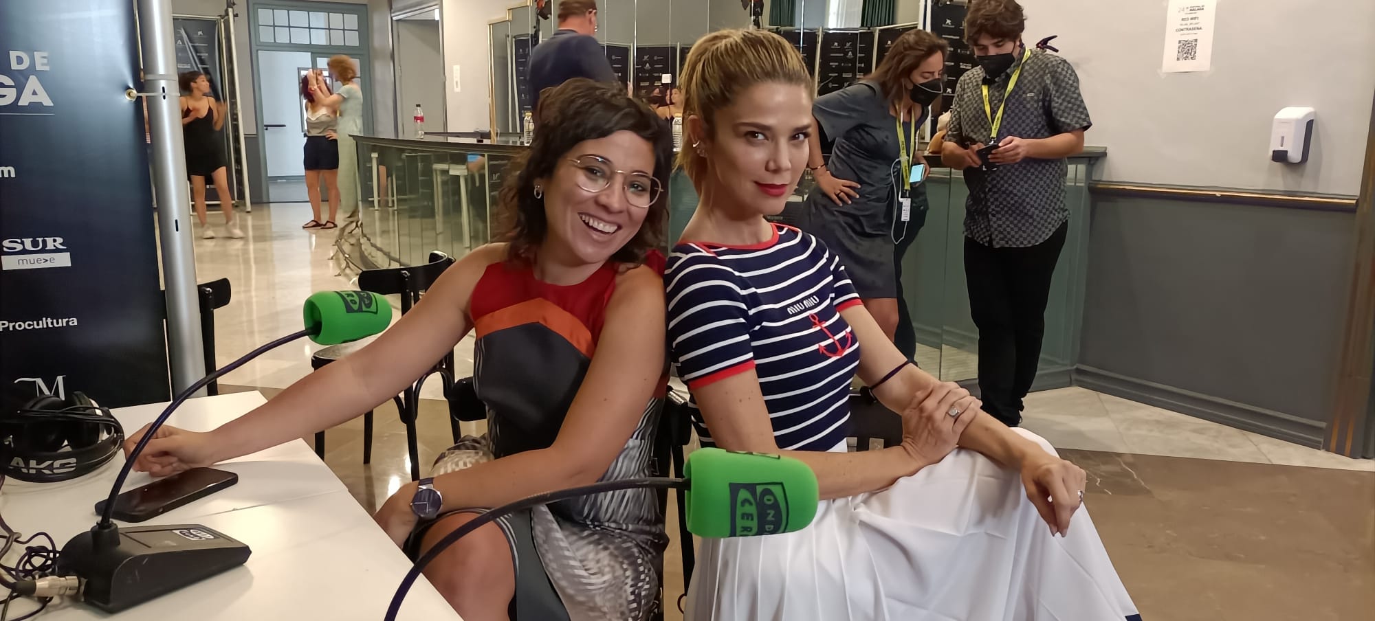 Juana Acosta y Claudia Pinto: "La familia de la película intenta hacerlo bien... pero no le sale" Juana Acosta y Claudia Pinto: "La familia de la película intenta hacerlo bien... pero no le sale"