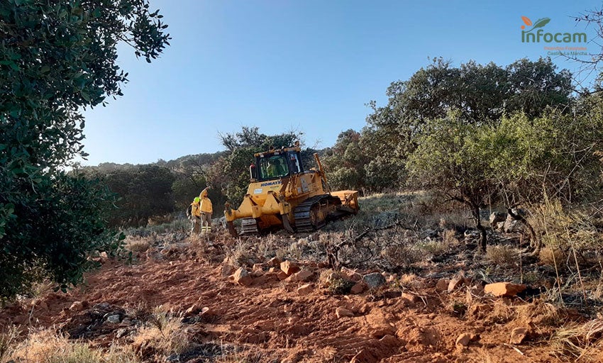 Una cosechadora, posible causa del incendio de Corral de Calatrava que aún está activo Una cosechadora, posible causa del incendio de Corral de Calatrava que aún está activo