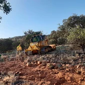 Una máquina trabaja en las labores de extinción del incendio de Corral Una máquina trabaja en las labores de extinción del incendio de Corral