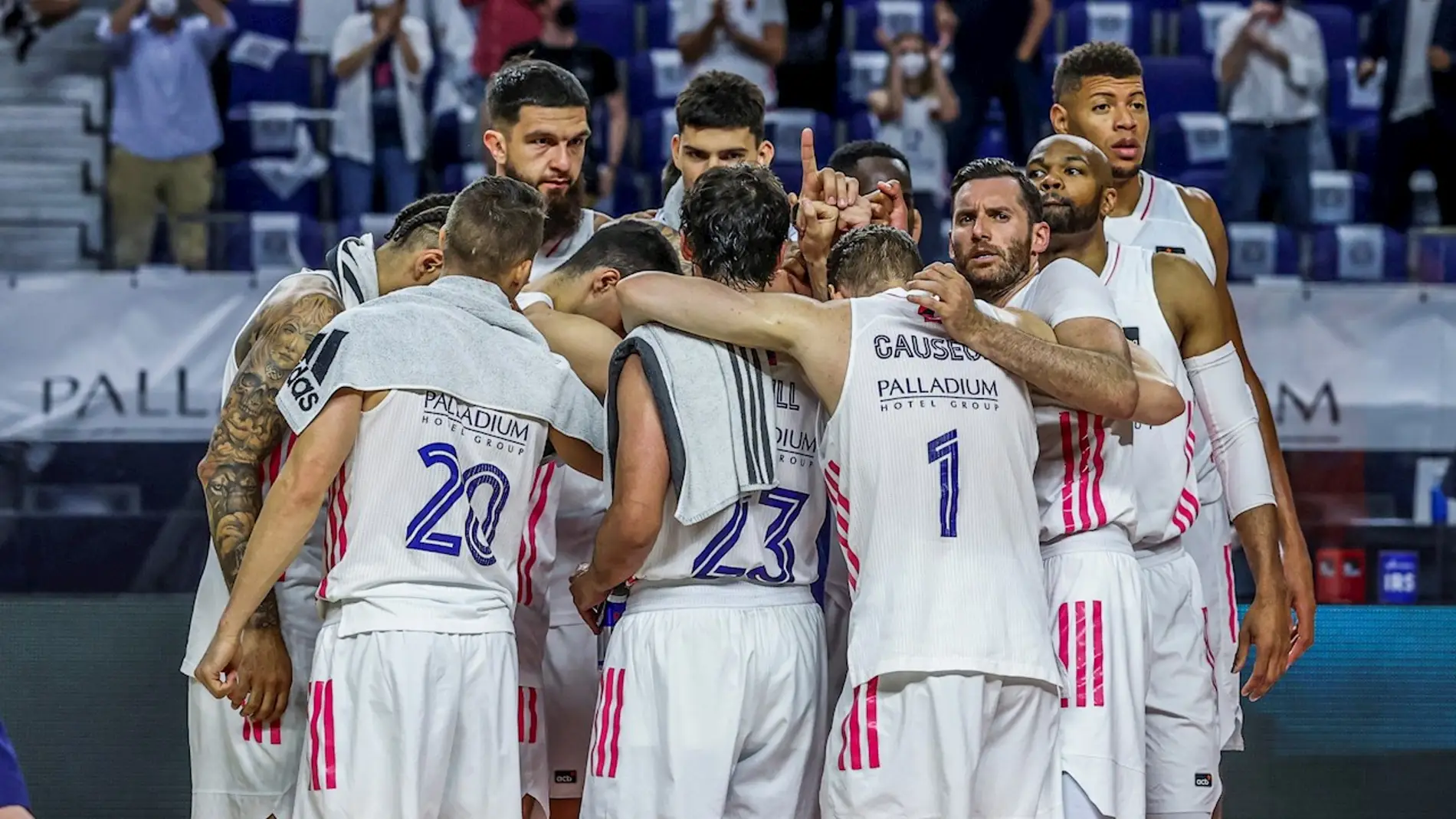 Los jugadores del Real Madrid celebran el pase a la final de la Liga ACB