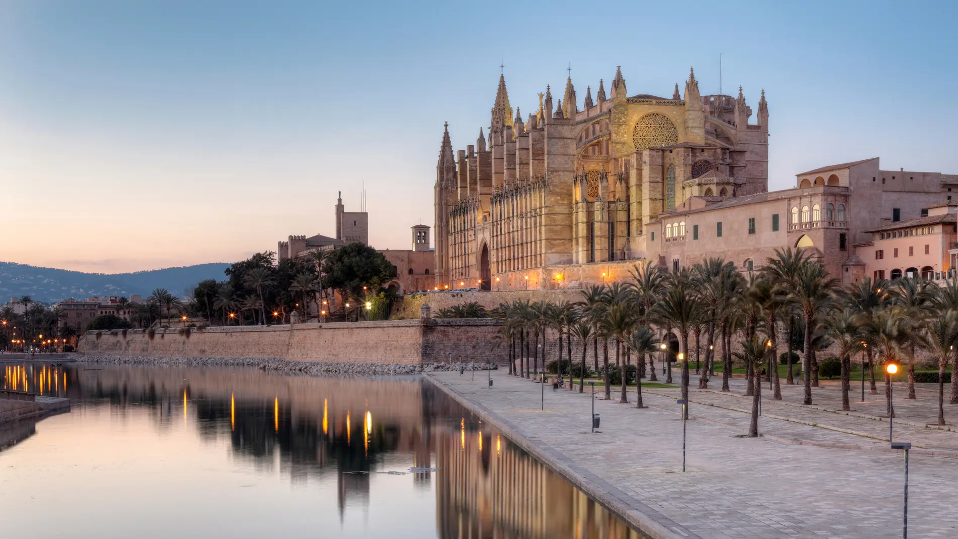 Atardecer en el Parc de la Mar de Palma, con la Catedral de Mallorca y el Palacio Real de La Almudaina al fondo