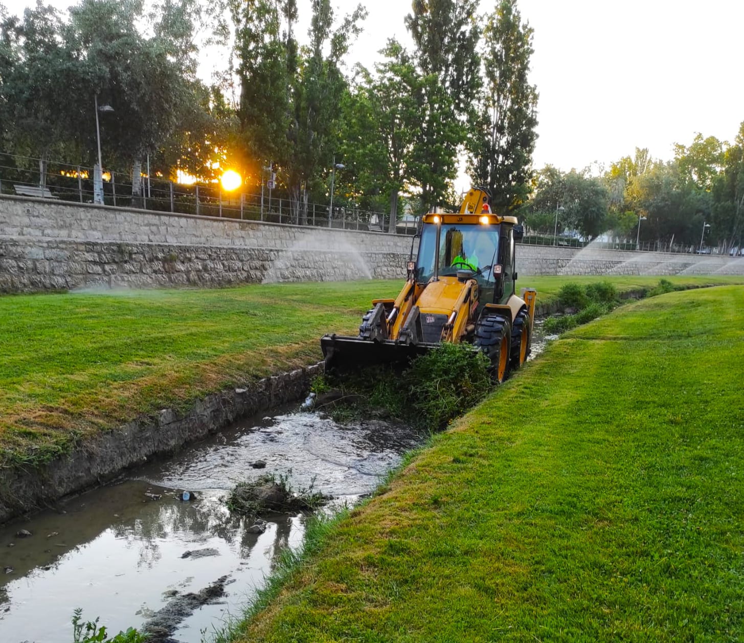 Críticas a la limpieza del cauce del río Isuela Críticas a la limpieza del cauce del río Isuela