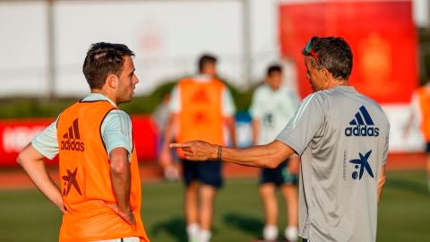 Luis Enrique conversa con Eric Garc&iacute;a en un entrenamiento en Las Rozas