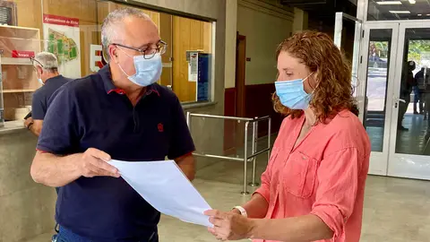 El concejal de Deportes del Ayuntamiento de Elche, Vicente Alberola, y la presidenta del Clínica Blasco Joventut d'Elx, Esther Menárguez. FÚTBOL SALA FEMENINO