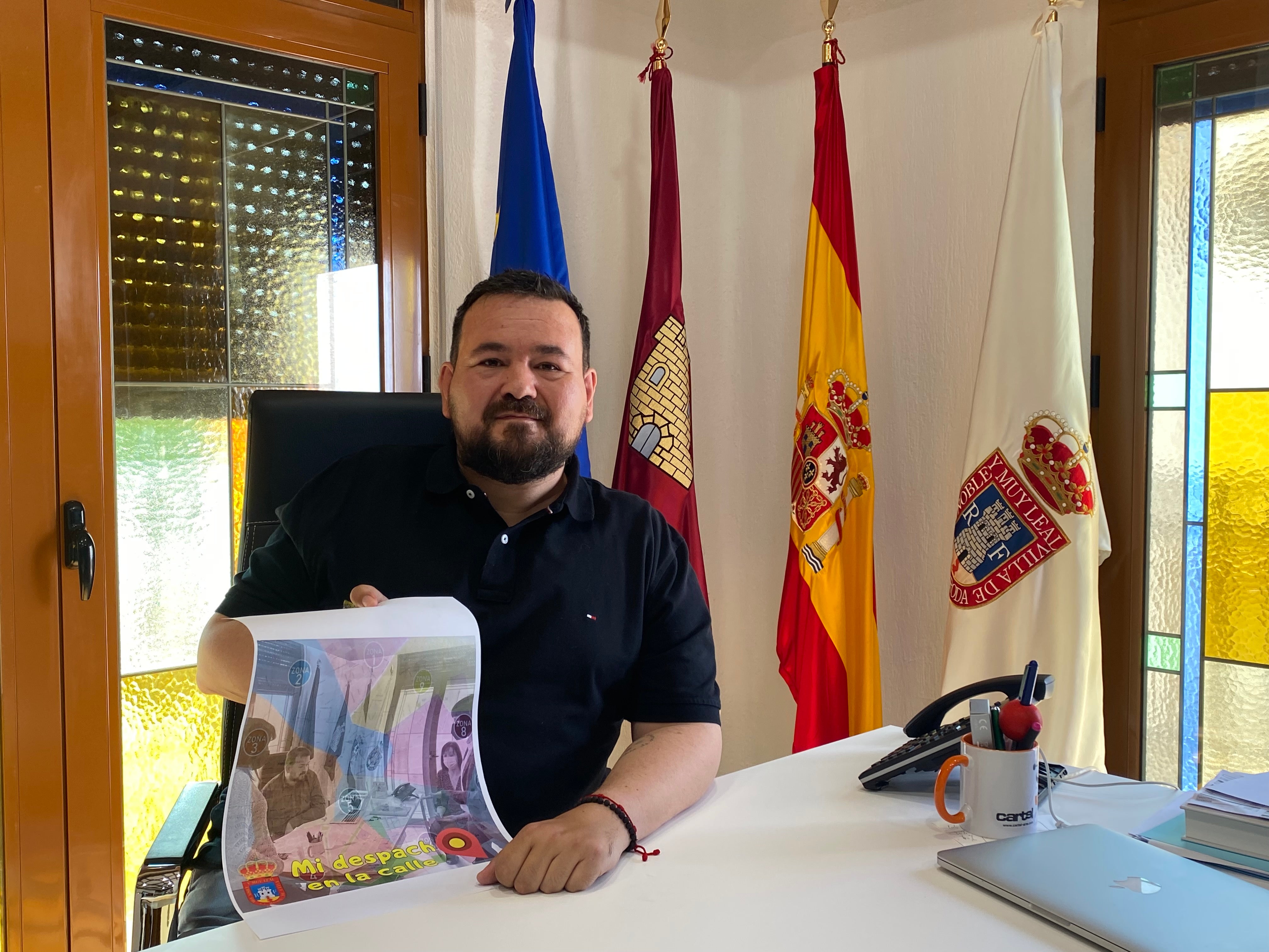 Juan Ramón Amores saca su despacho a la calle Juan Ramón Amores saca su despacho a la calle
