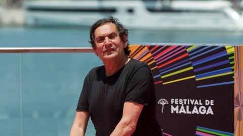 El director Agustí Villaronga posa en el photocall oficial del Festival de Málaga