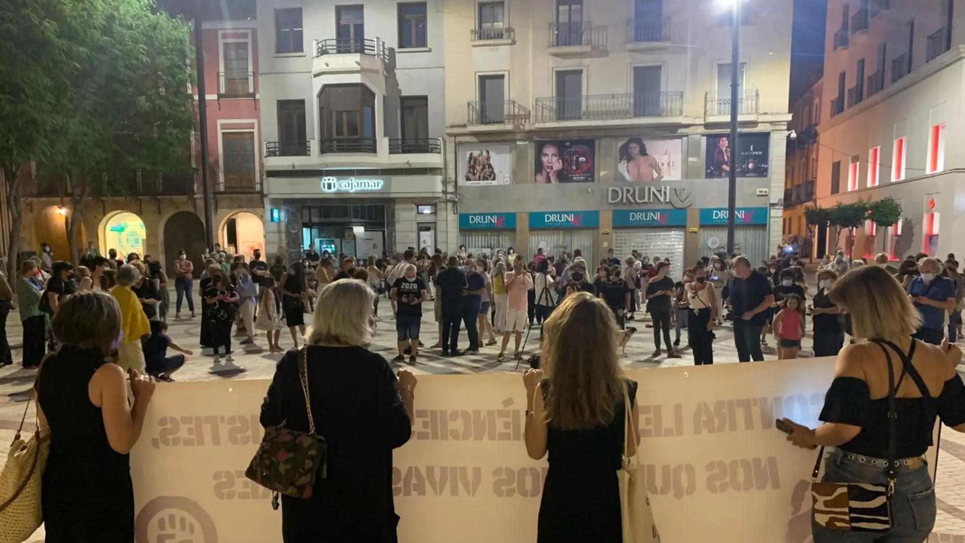 El dolor y la indignación se apoderan de la plaza de Baix de Elche en la concentración en repulsa por el asesinato de las niñas de Tenerife y las menores de Sevilla e Ibiza.