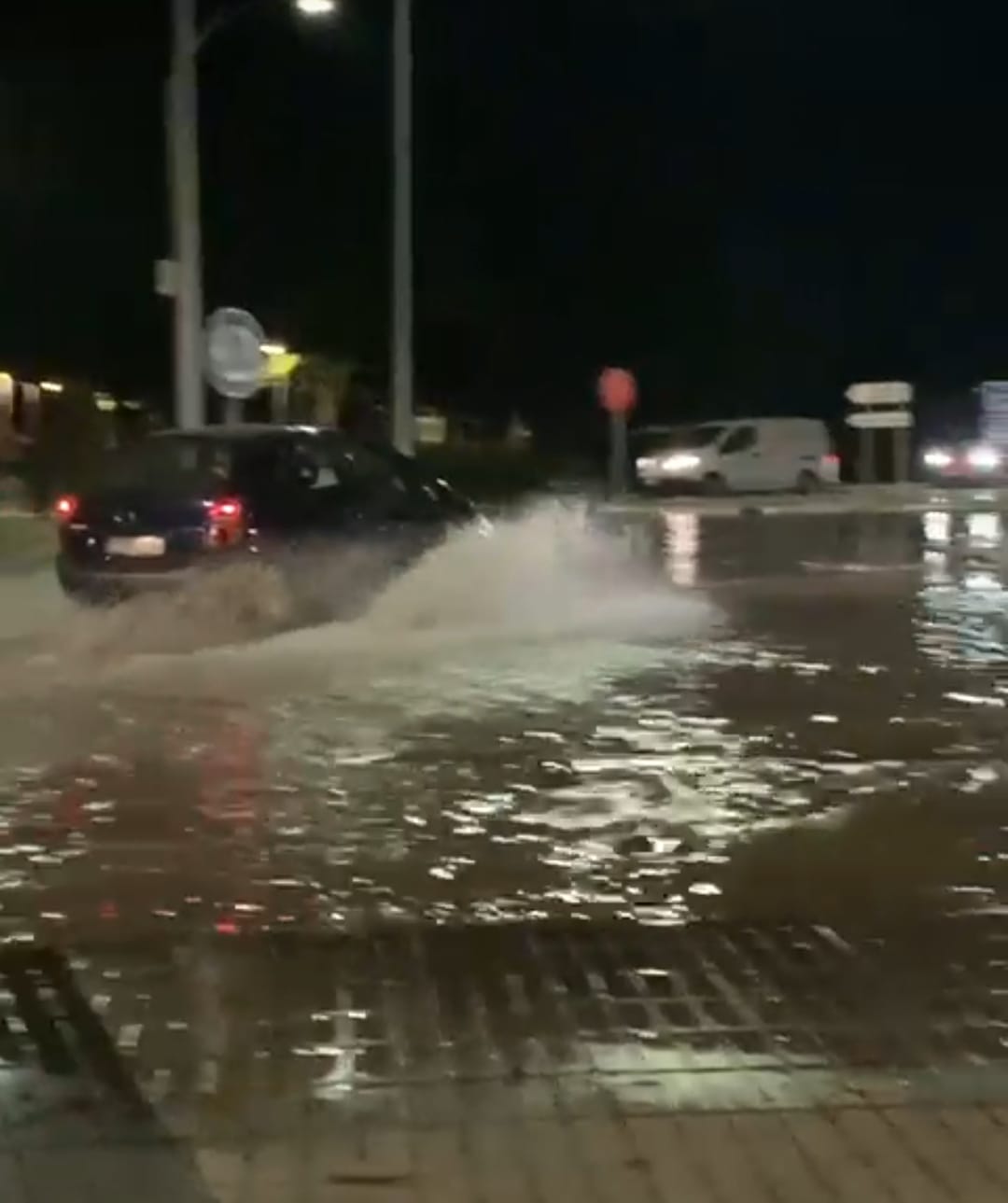 Espectacular reventón de una tubería en Ciudad Real Espectacular reventón de una tubería en Ciudad Real