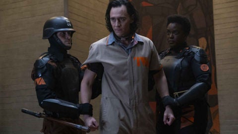 Los actores Tom Hiddleston (c) y Wunmi Mosaku (d), en una imagen promocional de la serie &#39;Loki&#39;