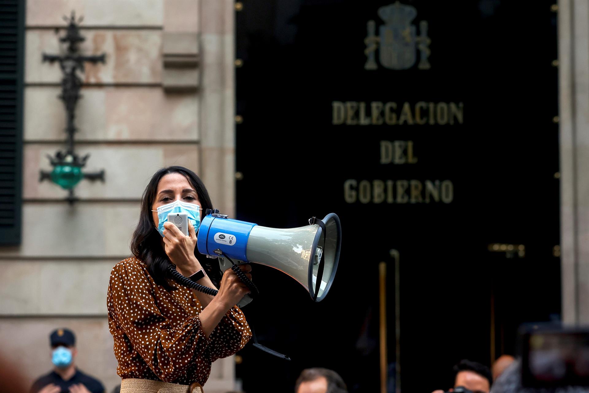 Arrimadas pide a Sánchez que cumpla lo que dijo en campaña y no indulte a los presos del 'procés' Arrimadas pide a Sánchez que cumpla lo que dijo en campaña y no indulte a los presos del 'procés'
