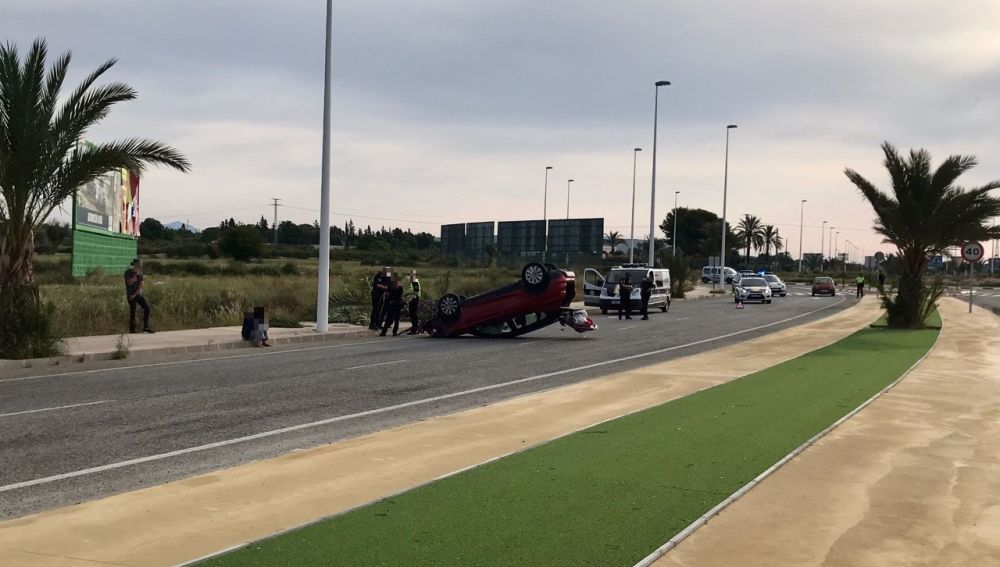 Vehículo volcado en el accidente ocurrido en Elche.