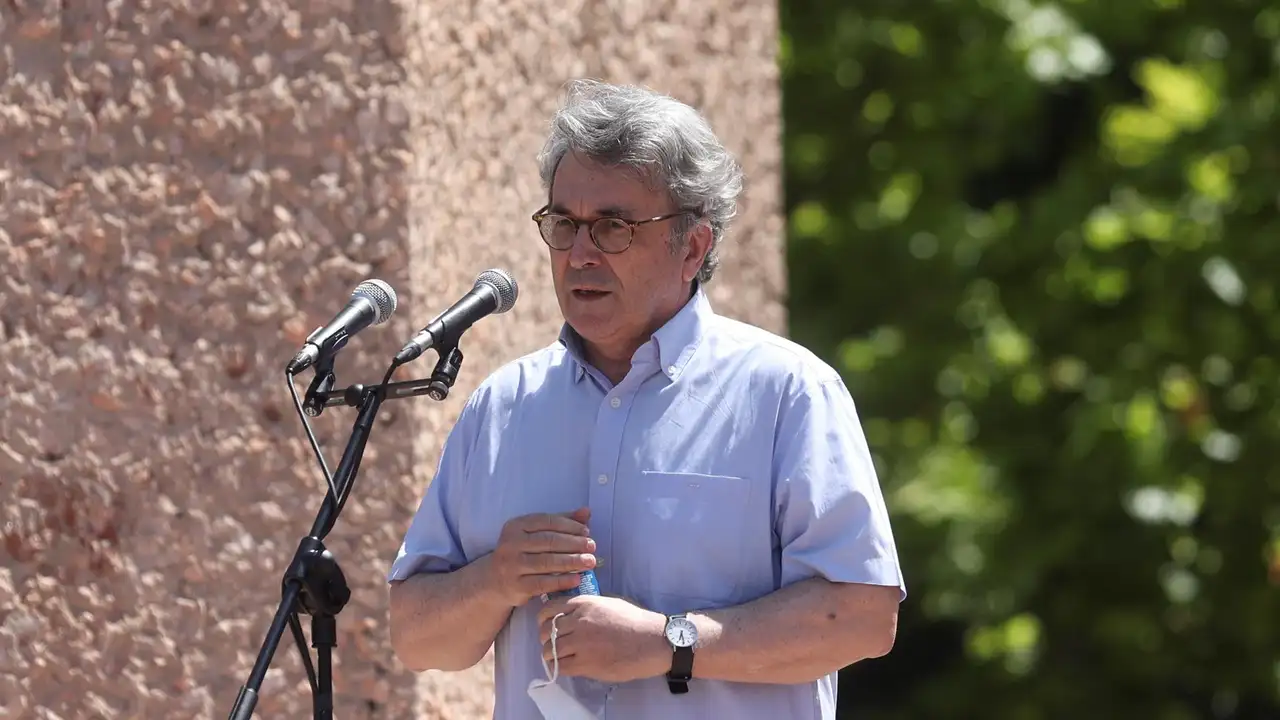 El escrito Andrés Trapiello, durante su intervención en la concentración convocada por la plataforma Unión 78 El escrito Andrés Trapiello, durante su intervención en la concentración convocada por la plataforma Unión 78