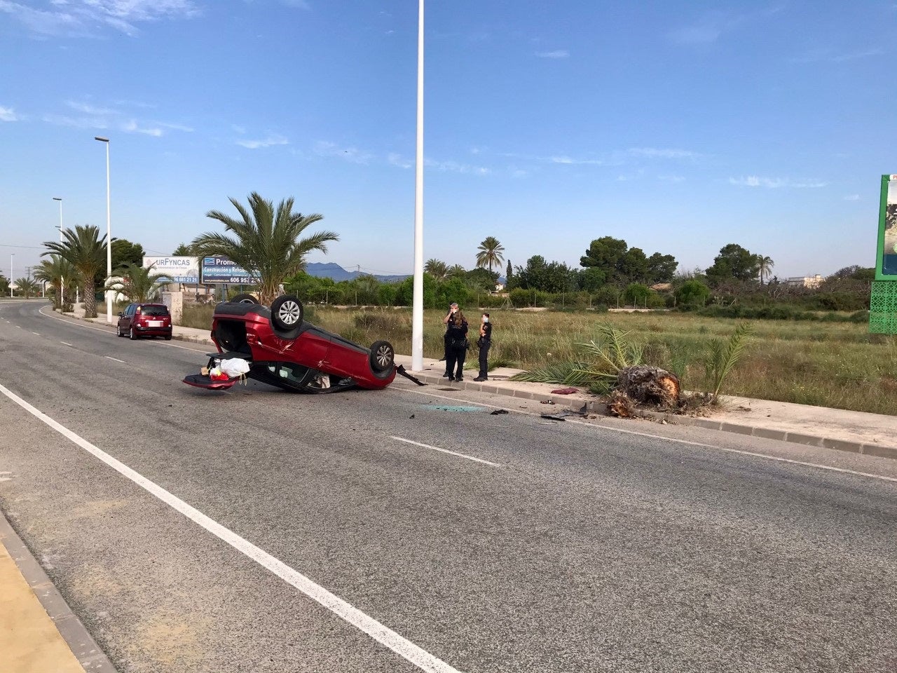 La Policía Local de Elche asiste el vuelco de un vehículo en la ronda que enlaza con la Vía Parque La Policía Local de Elche asiste el vuelco de un vehículo en la ronda que enlaza con la Vía Parque