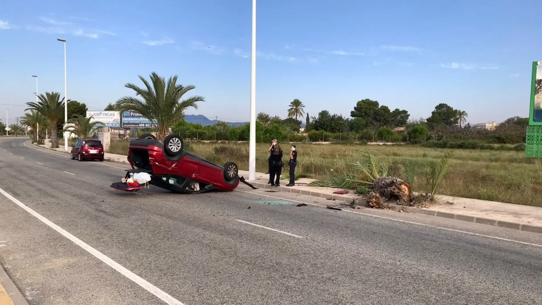 Vehículo volcado en el accidente ocurrido en Elche.
