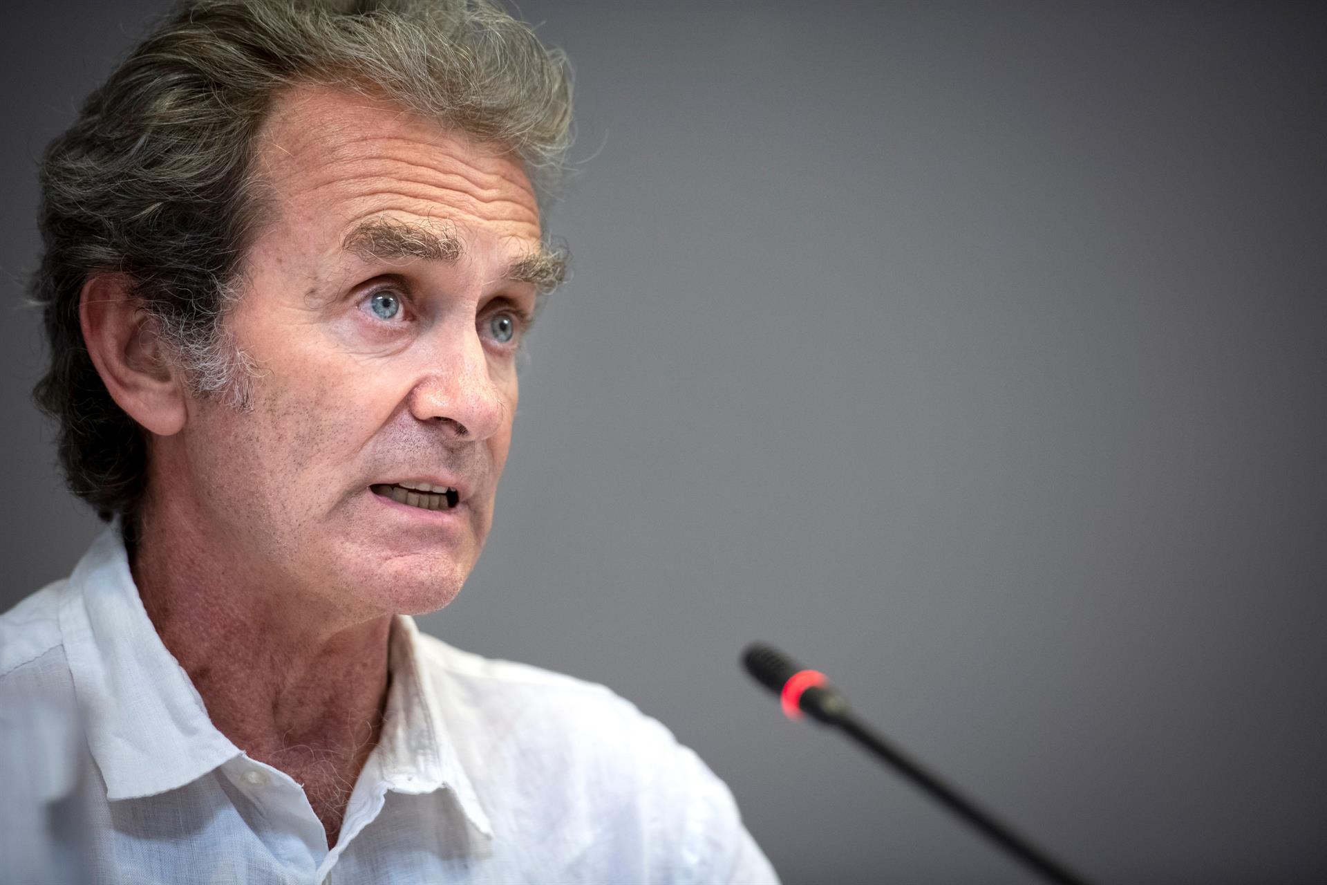 Fernando Simón: "Que me perdonen los mayores, pero no es lo mismo que muera una persona de 95 años que una de 20" Fernando Simón: "Que me perdonen los mayores, pero no es lo mismo que muera una persona de 95 años que una de 20"