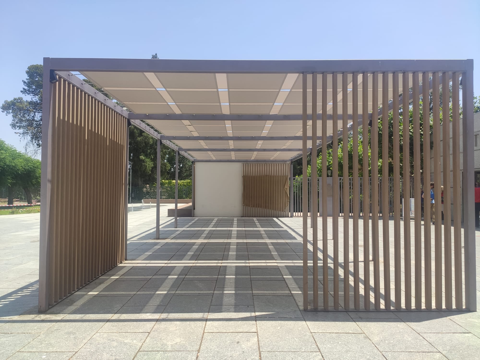 Sombra y microclima en la Plaza Margarita Xirgu Sombra y microclima en la Plaza Margarita Xirgu