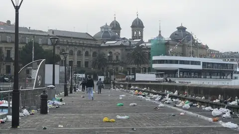 Botellón en el muelle de San Sebastián Botellón en el muelle de San Sebastián