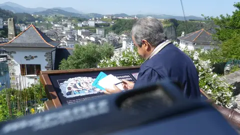 F. Álvarez Cascos firmando la baja de Foro. F. Álvarez Cascos firmando la baja de Foro.