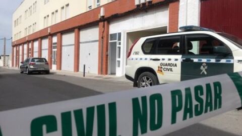 Agentes de la Guardia Civil custodian la casa de Rocío