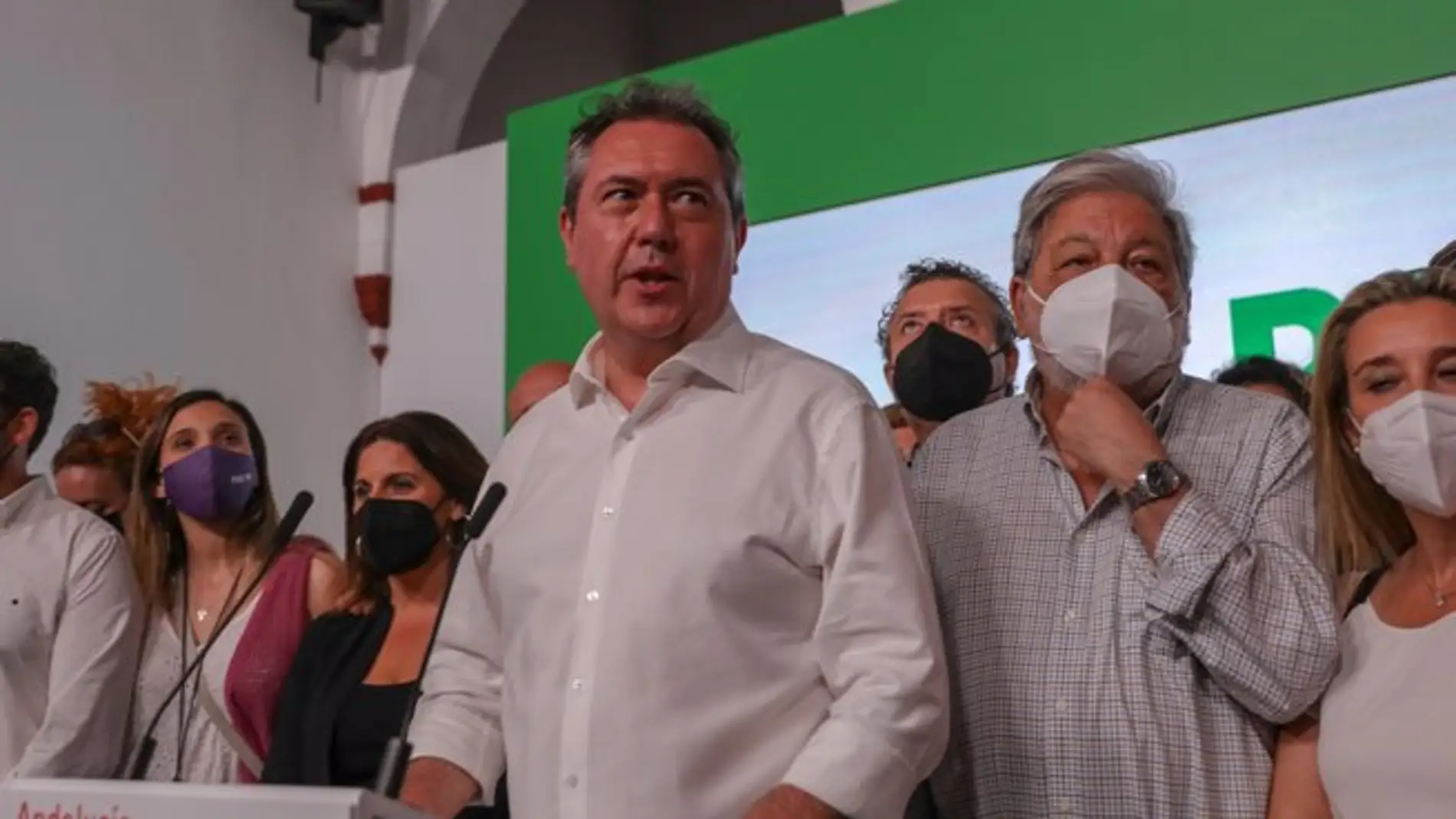 El alcalde de Sevilla, Juan Espadas, ganador de las primarias del PSOE andaluz, dirigiéndose a los afiliados