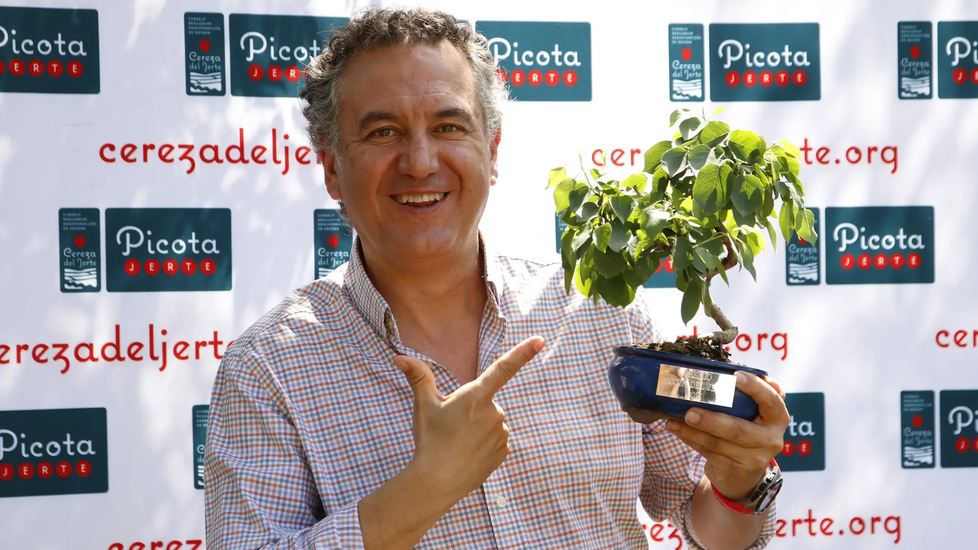 El periodista Roberto Brasero recibe el Premio a la Excelencia Picota del Jerte 2021
