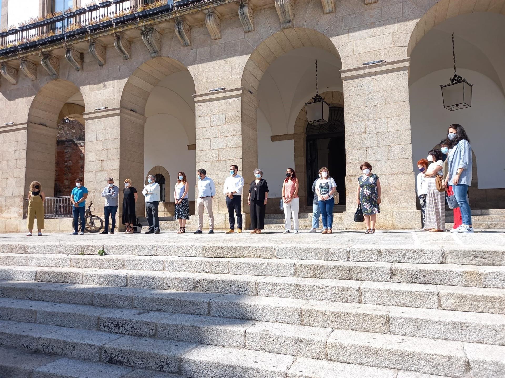 Cáceres guarda un minuto de silencio por los últimos asesinatos machistas Cáceres guarda un minuto de silencio por los últimos asesinatos machistas