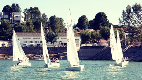 Práctica de deportes acuáticos en el Mar de Aragón Práctica de deportes acuáticos en el Mar de Aragón