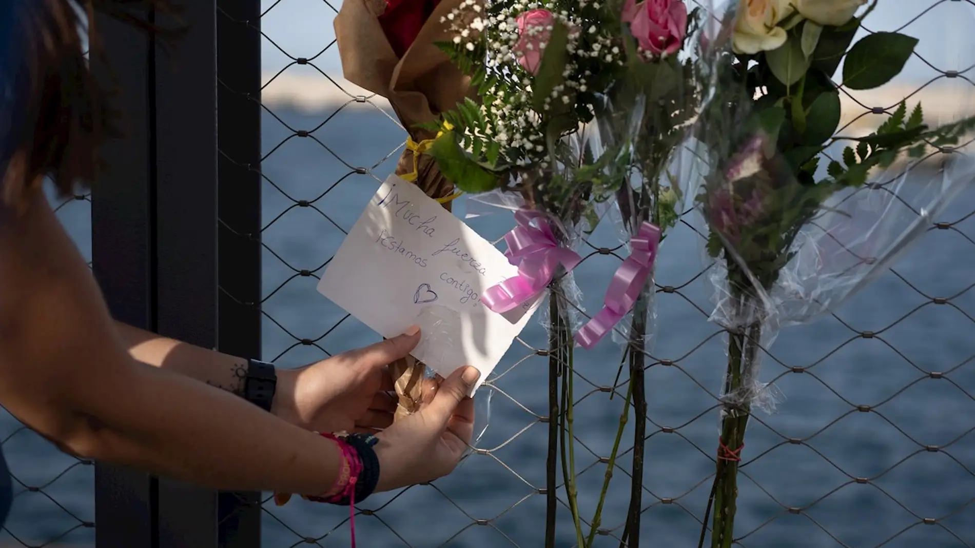 Flores en el puerto de Tenerife por las niñas asesinadas