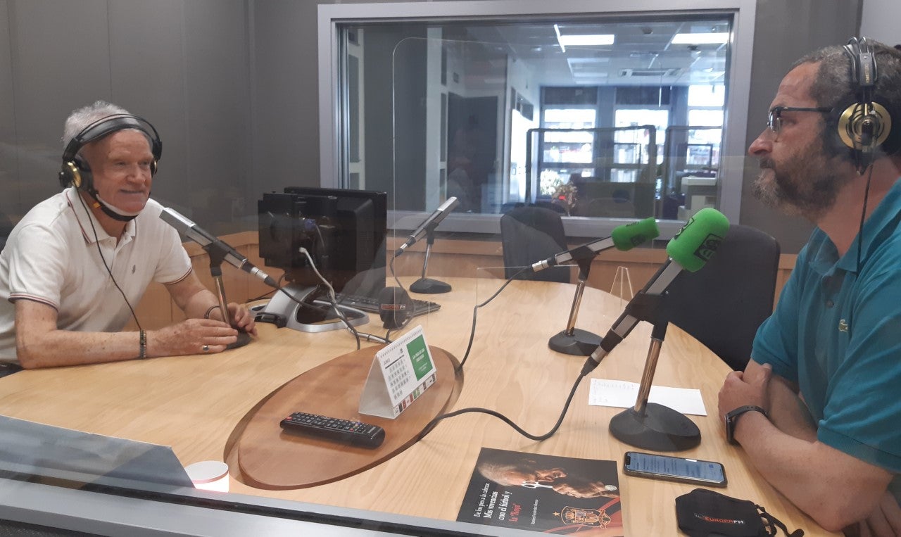 Hoy tertulia especial con Ramiro Férnandez peluquero de la Selección Española que presenta su libro ´Mis vivencias en el fútbol y La Roja' Hoy tertulia especial con Ramiro Férnandez peluquero de la Selección Española que presenta su libro ´Mis vivencias en el fútbol y La Roja'
