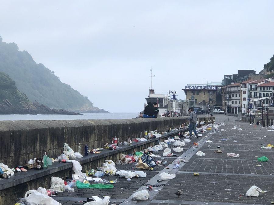 Vecinos del Muelle denuncian las concentraciones de jóvenes para beber por la noche, lo que impide su descanso Vecinos del Muelle denuncian las concentraciones de jóvenes para beber por la noche, lo que impide su descanso