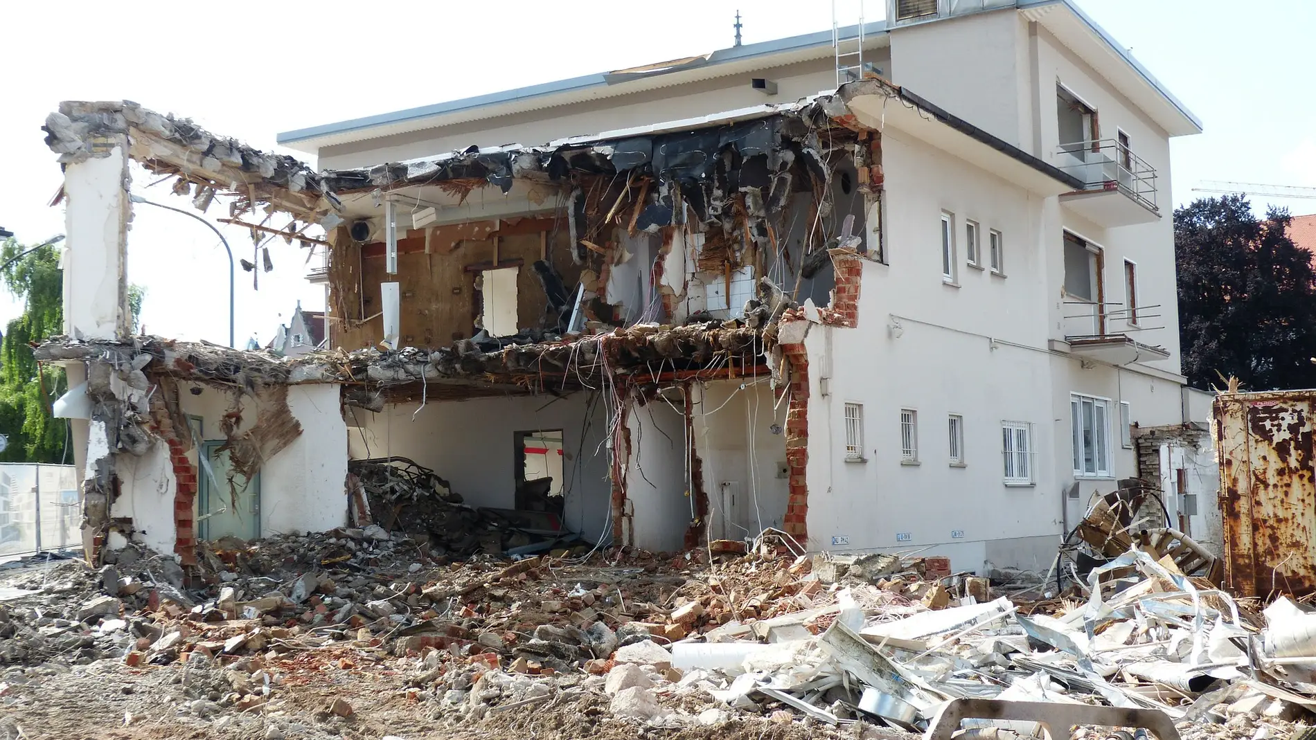 Un albañil destruye la casa que había remodelado tras el impago de sus dueños