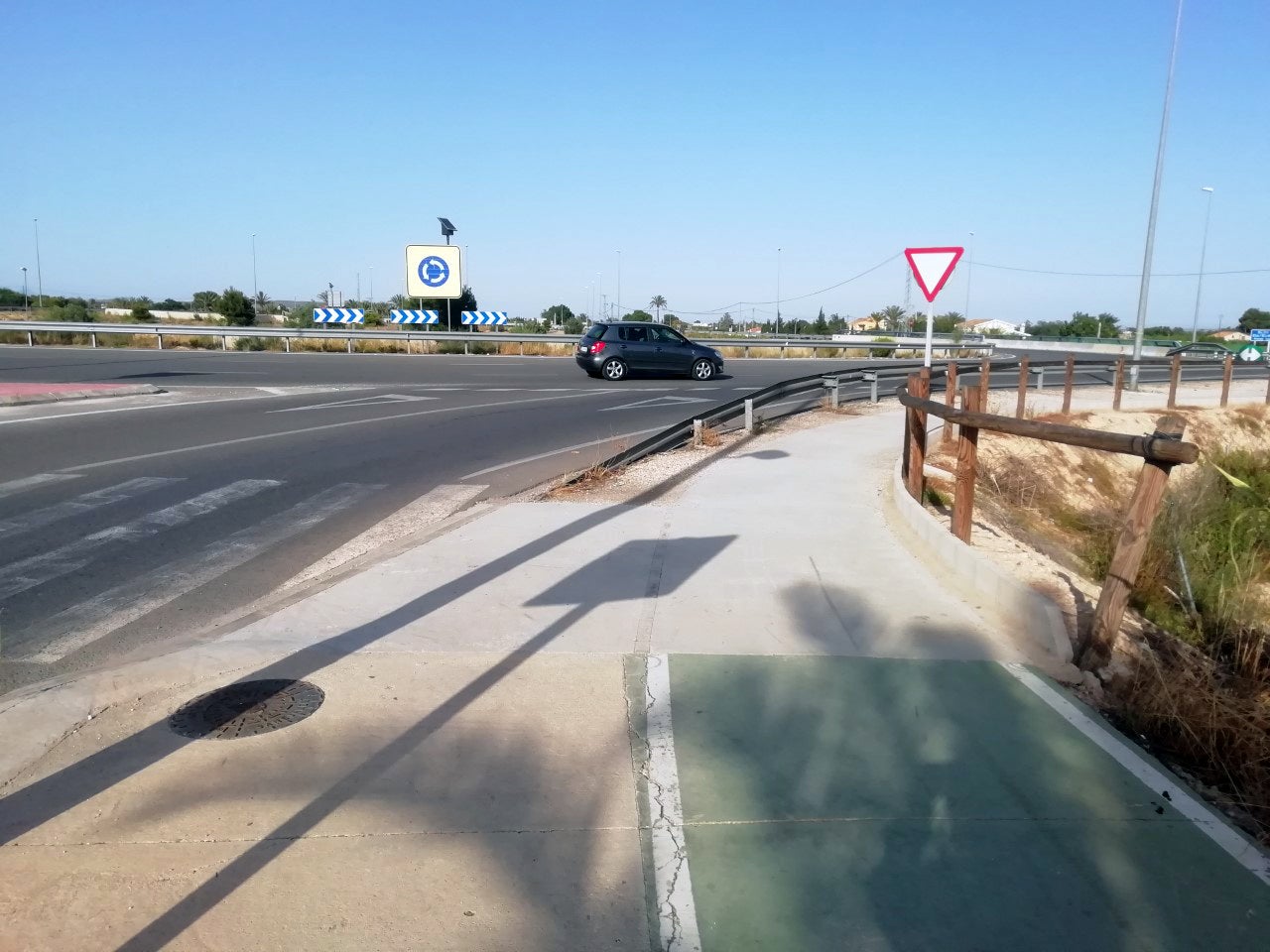 Colectivos empresariales y sociales de Elche reclaman un paso ciclista seguro en la rotonda de la EL-20 con la Vía Parque Colectivos empresariales y sociales de Elche reclaman un paso ciclista seguro en la rotonda de la EL-20 con la Vía Parque