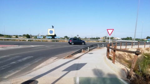 Zona de la confluencia con la rotonda de la EL-20 de Elche en la que acaba el carril bici.