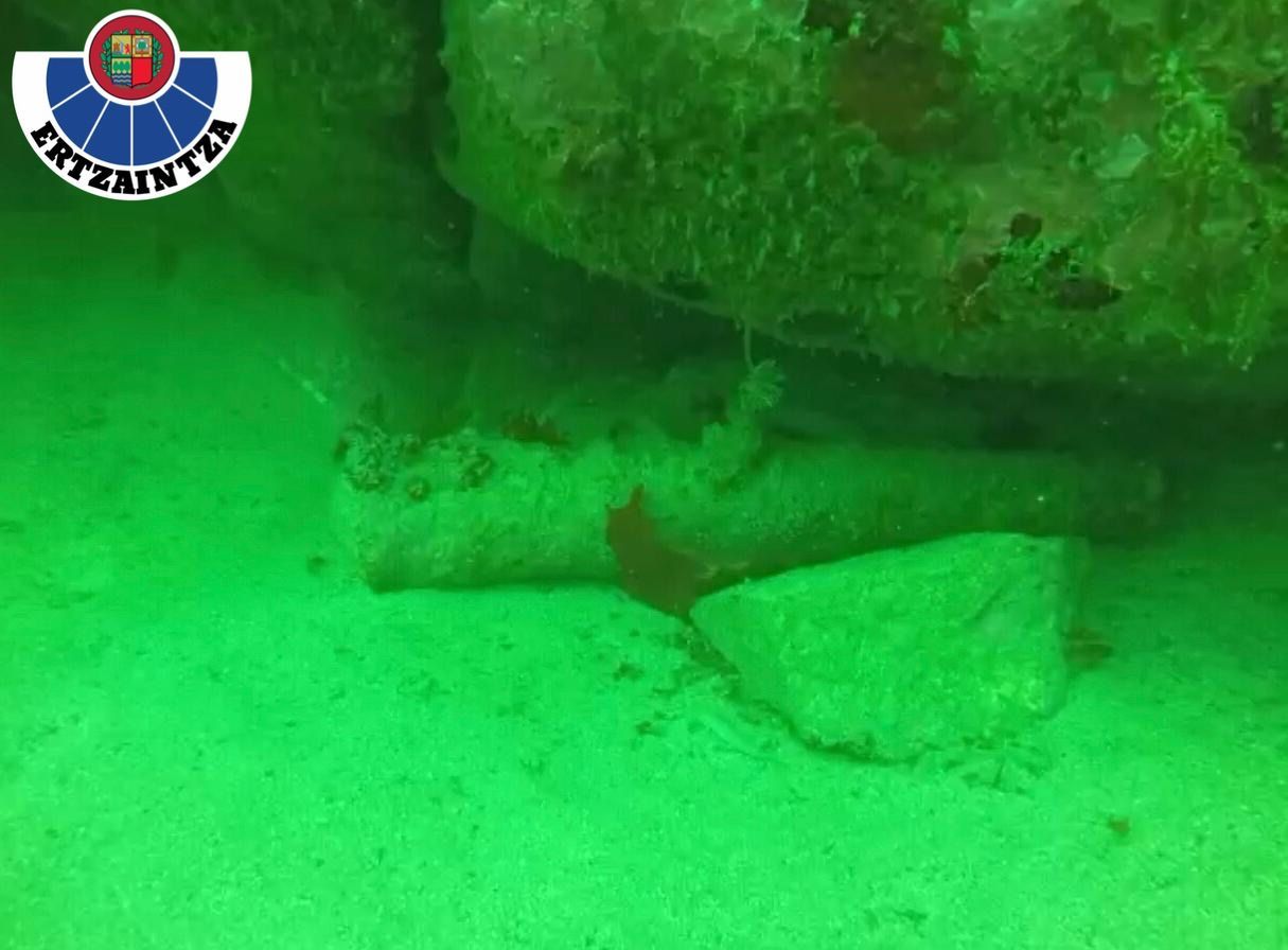 La Ertzaintza localiza un cañón en un barco hundido La Ertzaintza localiza un cañón en un barco hundido